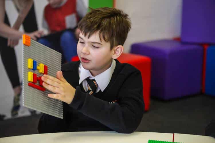 Η Lego κυκλοφορεί στην αγορά τουβλάκια με γραφή Braille για παιδιά με προβλήματα όρασης