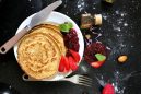 Συνταγή: Χορταστικά pancakes με κόκκινα φρούτα και καρύδια πλούσια σε πρωτεΐνη