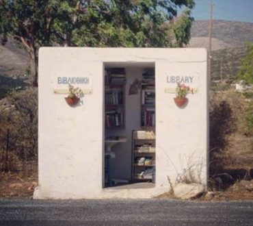 Στάση λεωφορείου στην Πάρο λειτουργεί και ως δανειστική βιβλιοθήκη