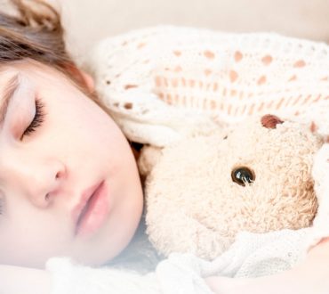 Πώς να μάθουμε στα παιδιά μας να κοιμούνται μόνα τους