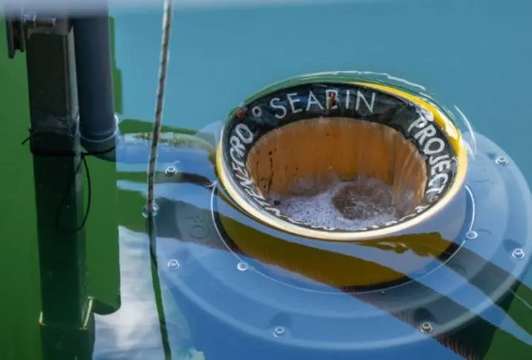 Seabin: Ο πλωτός κάδος που ρουφά τα πλαστικά από τη θάλασσα βρίσκεται στη Μαρίνα Φλοίσβου
