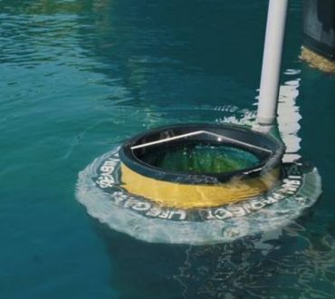 Seabin: Ο πλωτός κάδος που ρουφά τα πλαστικά από τη θάλασσα βρίσκεται στη Μαρίνα Φλοίσβου