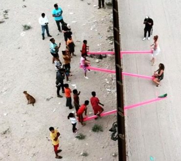 Σύνορα ΗΠΑ- Μεξικού: Τα παιδιά αγνοούν το τείχος και στήνουν τραμπάλες για να παίξουν