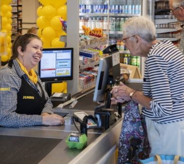 Σουπερμάρκετ στην Ολλανδία ανοίγει «ταμείο συζήτησης» για να βοηθήσει στην αντιμετώπιση της μοναξιάς