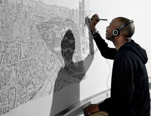 Καλλιτέχνης με αυτισμό ζωγραφίζει ολόκληρες πόλεις με λεπτομέρεια από μνήμης (Βίντεο)