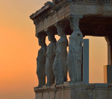 Καρυάτιδες: Πώς οι αρχαίοι Έλληνες συνδύαζαν με αριστοτεχνικό τρόπο τη γλυπτική με την αρχιτεκτονική