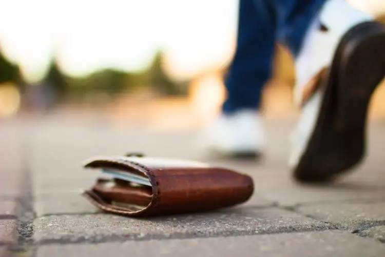 Έρευνα: Είναι πιο πιθανό να επιστρέψουμε ένα χαμένο πορτοφόλι αν περιέχει μεγάλο χρηματικό ποσό