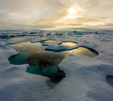 Κομμάτια πλαστικού πέφτουν μαζί με το χιόνι στην Αρκτική