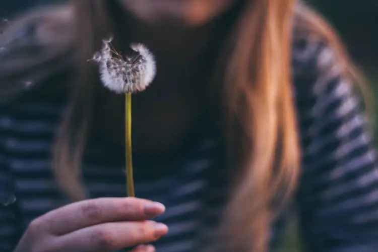 Louise Hay: Πώς να συγχωρέσουμε τον εαυτό μας και αυτούς που μας πλήγωσαν