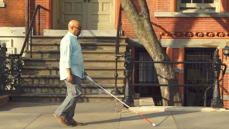 Τυφλός μηχανικός εφηύρε ένα έξυπνο μπαστούνι που καθοδηγεί τον χρήστη μέσω αισθητήρων