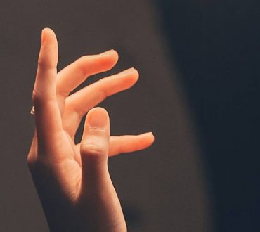 Τρέμουλο στα χέρια: 9 πιθανές αιτίες που μπορούν να το προκαλέσουν
