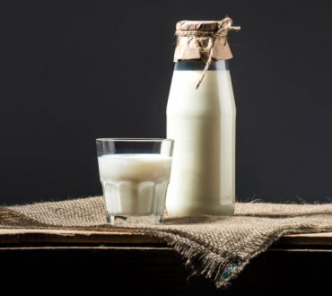 Ξινόγαλα: Πώς διαφέρει από το γάλα και ποια είναι τα θρεπτικά του συστατικά