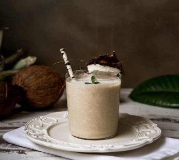 Συνταγή: Φθινοπωρινό vegan smoothie με αμύγδαλα και μπανάνα