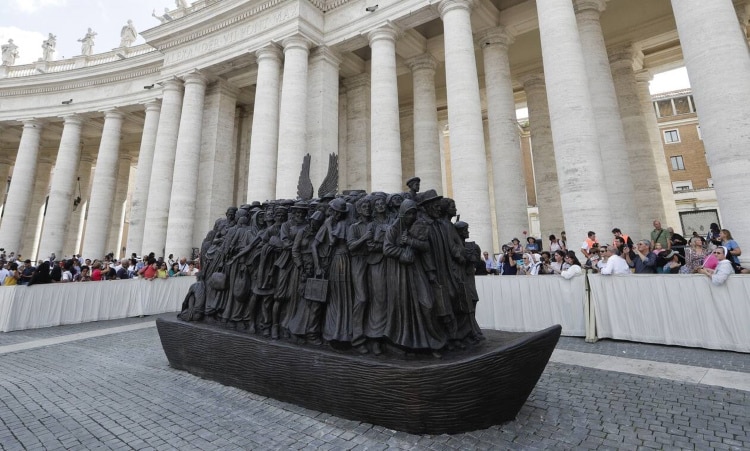 Ένα γλυπτό για τους πρόσφυγες όλου του κόσμου τοποθετήθηκε στην πλατεία του Αγίου Πέτρου στο Βατικανό