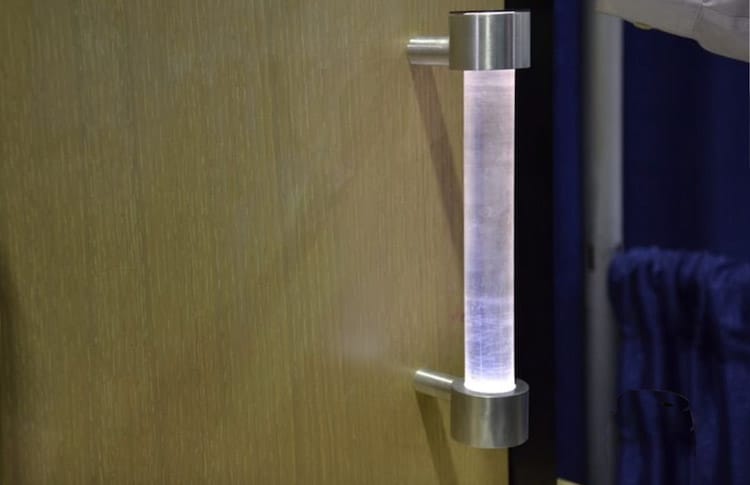 Μαθητές σχεδίασαν αυτοκαθαριζόμενο πόμολο πόρτας για την πρόληψη κατά των μεταδοτικών ασθενειών