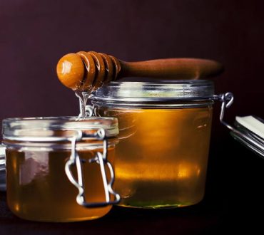 Μέλι μανούκα: Σε τι διαφέρει από το συνηθισμένο μέλι και ποια τα οφέλη του