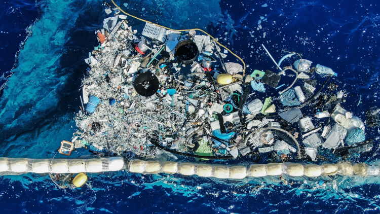 Ocean Cleanup: Οικολόγοι συλλέγουν πλαστικά απόβλητα που έχουν συσσωρευτεί στον Ειρηνικό Ωκεανό