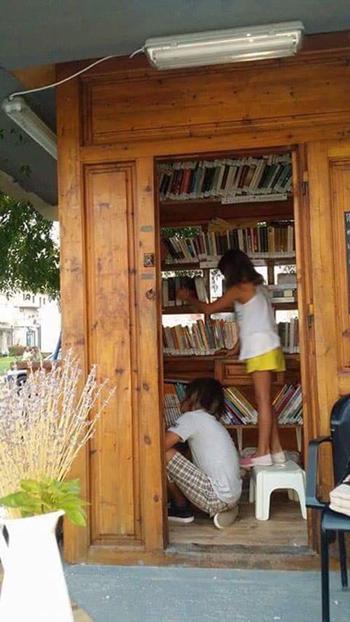 Περίπτερο στη Μεσσηνία μετατράπηκε σε δανειστική βιβλιοθήκη για τους κατοίκους