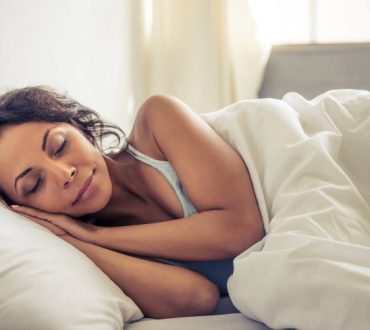 Ποιες είναι οι 3 καλύτερες στάσεις ύπνου για όσους έχουν πόνο στη μέση