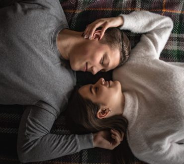 Πώς ο ύπνος με το/τη σύντροφο επηρεάζει τη σχέση μας