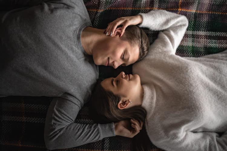 Πώς ο ύπνος με το/τη σύντροφο επηρεάζει τη σχέση μας