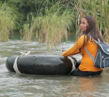Δασκάλα στις Φιλιππίνες περνά μέσα από 5 ποτάμια και περπατά 2 ώρες για να φτάσει στους μαθητές της