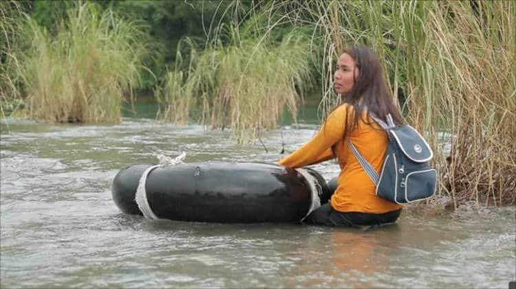 Δασκάλα στις Φιλιππίνες περνά μέσα από 5 ποτάμια και περπατά 2 ώρες για να φτάσει στους μαθητές της
