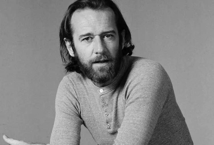 George Carlin: «Όλοι εκτιμούν την ειλικρίνεια, μέχρι να είσαι ειλικρινής με αυτούς. Τότε είσαι απλά ένας ανόητος»