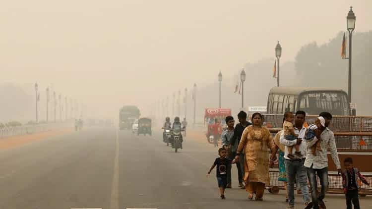 Το Νέο Δελχί έκλεισε τα σχολεία και μοιράζει μάσκες λόγω των επικίνδυνων επιπέδων ατμοσφαιρικής ρύπανσης