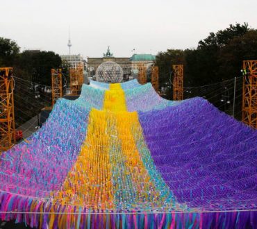 120.000 πολύχρωμες κορδέλες ανέμισαν στο Βερολίνο για τον εορτασμό των 30 χρόνων από την πτώση του Τείχους
