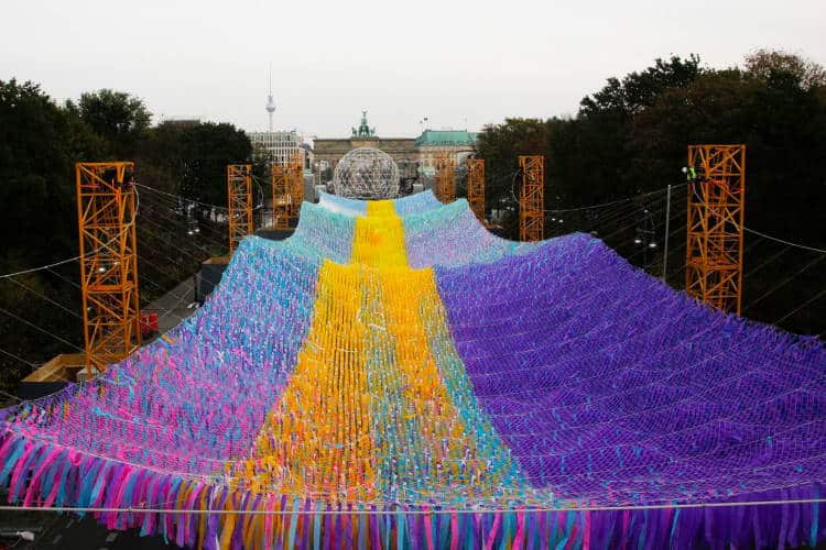 120.000 πολύχρωμες κορδέλες ανέμισαν στο Βερολίνο για τον εορτασμό των 30 χρόνων από την πτώση του Τείχους