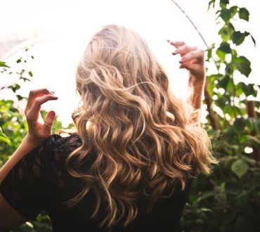 Πώς να φροντίσουμε τα ταλαιπωρημένα μαλλιά με φυσικούς τρόπους