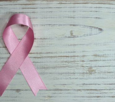 Πώς γίνεται η αυτοεξέταση για την πρόληψη του καρκίνου του μαστού (Βίντεο)