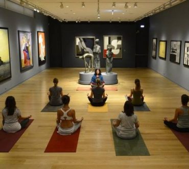 Η τέχνη συναντά την γιόγκα – Το μουσείο Γουλανδρή ξεκινά μαθήματα ανάμεσα σε γλυπτά και πίνακες