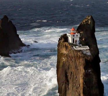 Þrídrangaviti: Ο πιο απομονωμένος φάρος βρίσκεται στην Ισλανδία και προκαλεί δέος (Φωτογραφίες)