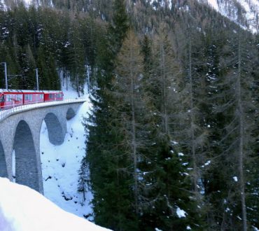 Bernina Express: Το κόκκινο τρένο που διασχίζει το παραμυθένιο λευκό τοπίο των Άλπεων