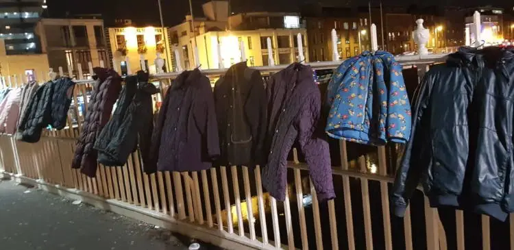 Δουβλίνο: Οι κάτοικοι κρεμούν παλτό και μπουφάν σε γέφυρα για τους αστέγους