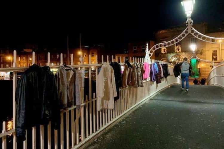 Δουβλίνο: Οι κάτοικοι κρεμούν παλτό και μπουφάν σε γέφυρα για τους αστέγους