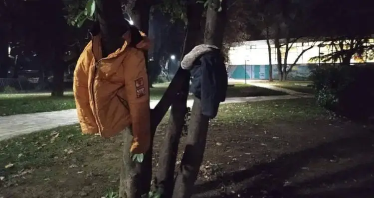 Η Έδεσσα θα «ντύσει» για δεύτερη χρονιά τα δέντρα της πόλης με μπουφάν για όσους τα έχουν ανάγκη