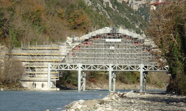 Το ιστορικό γεφύρι της Πλάκας στα Τζουμέρκα ξαναχτίστηκε από πέτρα και λάσπη