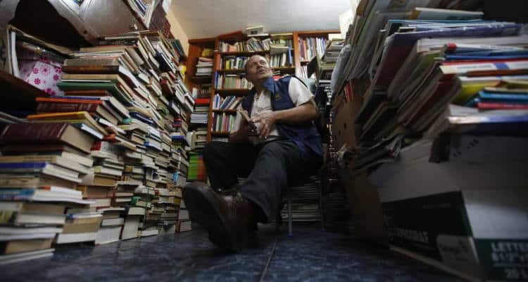 Κολομβία: Οδηγός απορριμματοφόρου έφτιαξε βιβλιοθήκη για τα φτωχά παιδιά μαζεύοντας βιβλία από τα σκουπίδια