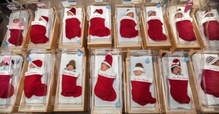 ΗΠΑ: Μαιευτήριο στέλνει σπίτι τα νεογέννητα μέσα σε Χριστουγεννιάτικες κάλτσες εδώ 50 χρόνια