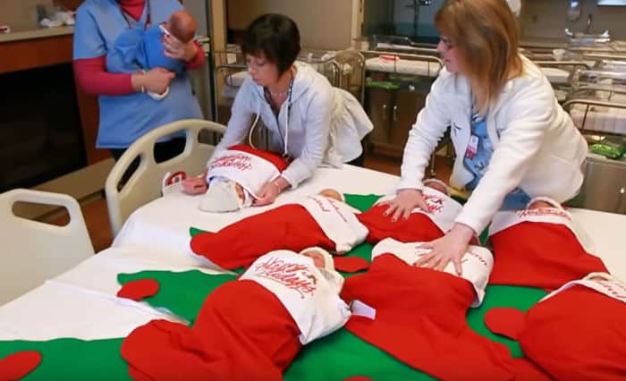 ΗΠΑ: Μαιευτήριο στέλνει σπίτι τα νεογέννητα μέσα σε Χριστουγεννιάτικες κάλτσες εδώ 50 χρόνια