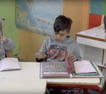Μαθητές στην Κρήτη μαθαίνουν νοηματική γλώσσα για να επικοινωνούν με τη συμμαθήτριά τους