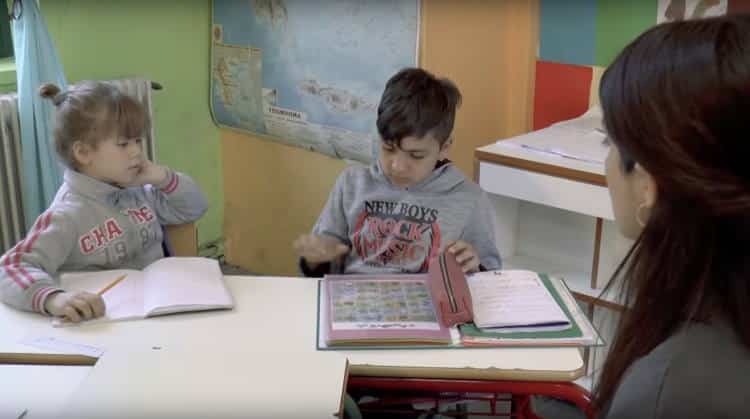 Μαθητές στην Κρήτη μαθαίνουν νοηματική γλώσσα για να επικοινωνούν με τη συμμαθήτριά τους