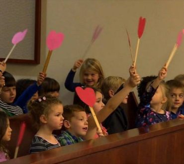 Οι μαθητές ενός ολόκληρου νηπιαγωγείου πήγαν ως κοινό στην πράξη υιοθεσίας του 5χρονου φίλου τους