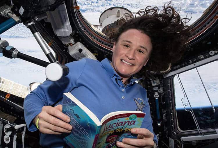 Αστροναύτες από τον Διεθνή Διαστημικό Σταθμό διαβάζουν παραμύθια σε παιδιά