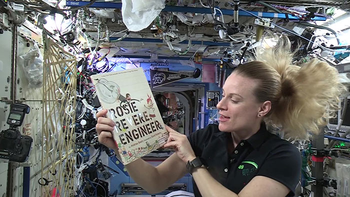 Αστροναύτες από τον Διεθνή Διαστημικού Σταθμού διαβάζουν παραμύθια σε παιδιά