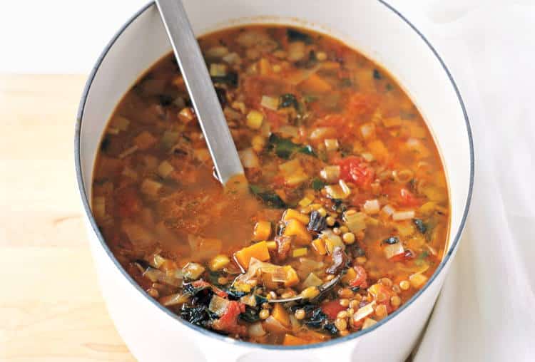 Συνταγή: Μια διαφορετική χειμωνιάτικη σούπα με φακές, γλυκοπατάτες και κάλε