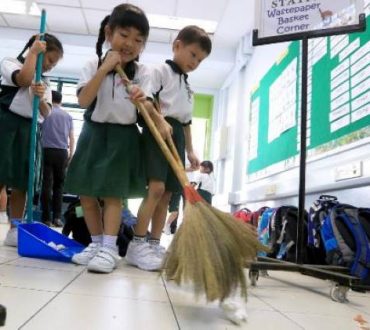 Τα παιδιά στην Ιαπωνία καθαρίζουν τα ίδια το σχολείο τους